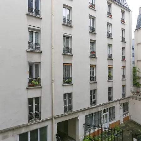 Spacious Near The * París