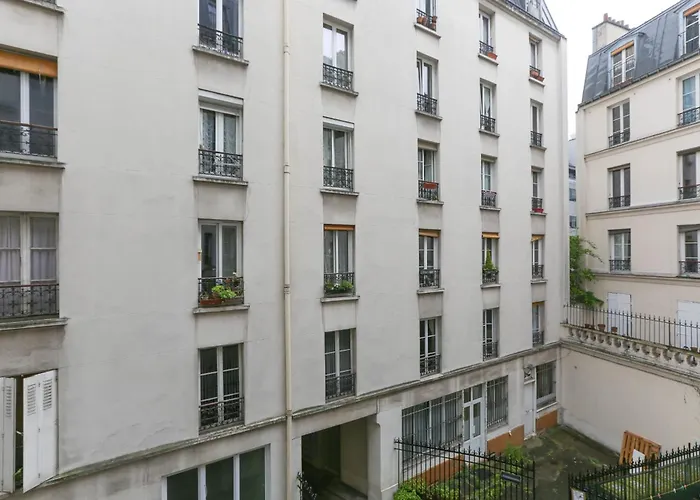 Spacious Near The * París